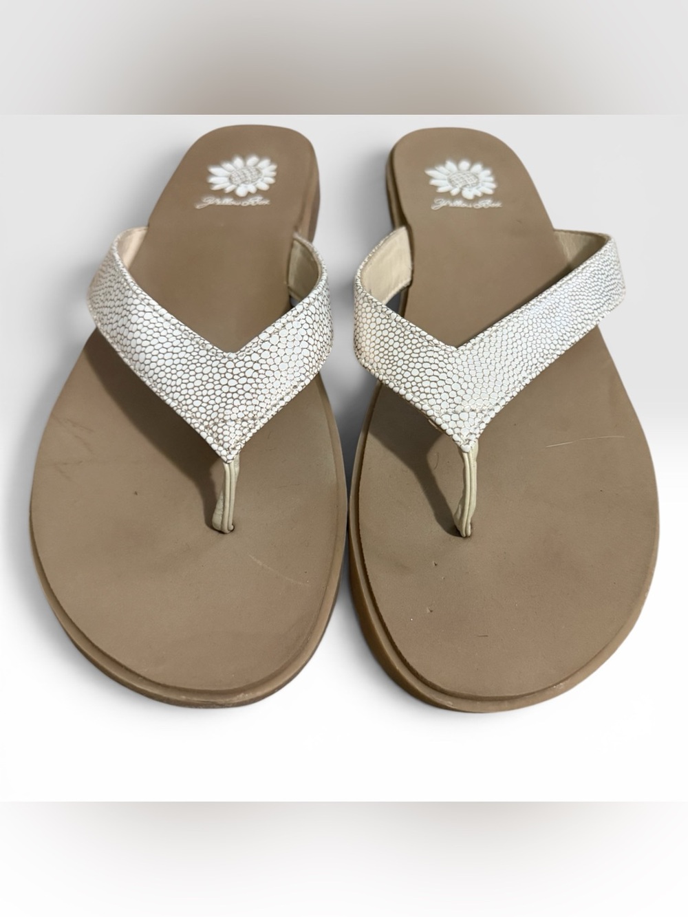 Yellow Box Fanzie Womens 9.5 White Textured Thong Flip Flop Sandals